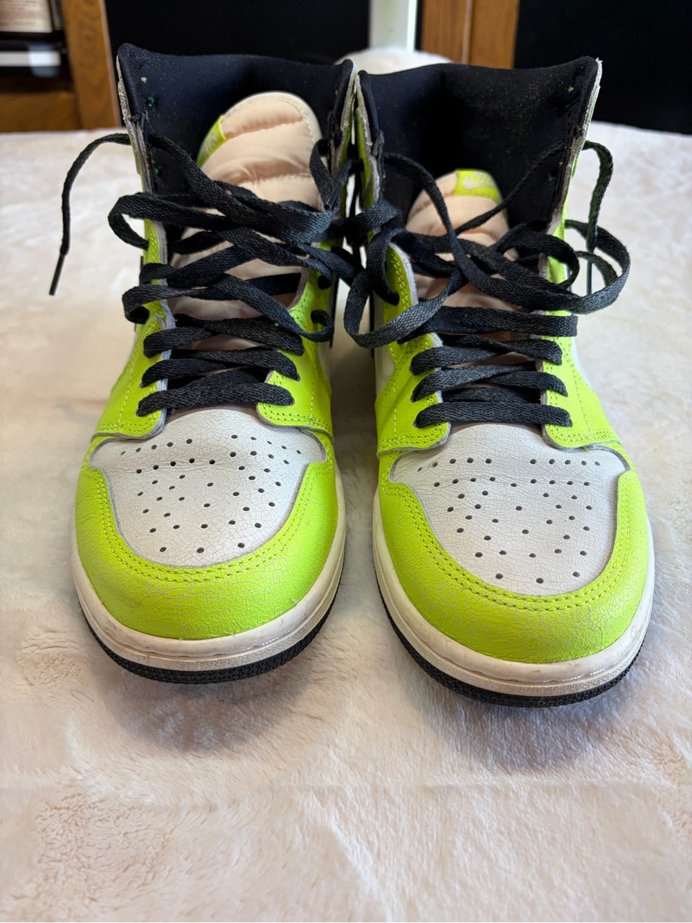 Nike Air Jordan 1 Retro High OG Size 10 Volt Yellow 555088 702 ( Box But No Lid)